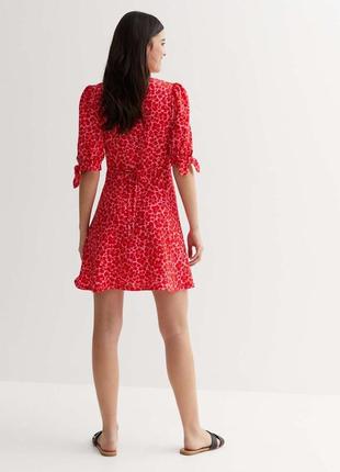 Красный мини-платье из жатого джерси с цветочным принтом и завязками на рукавах4 фото