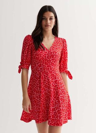 Красный мини-платье из жатого джерси с цветочным принтом и завязками на рукавах2 фото