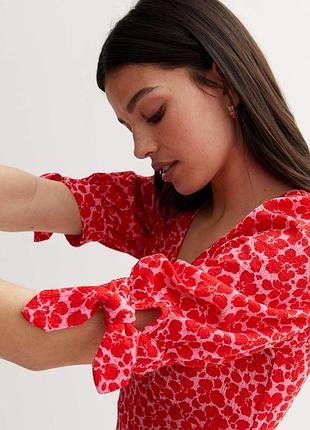 Красный мини-платье из жатого джерси с цветочным принтом и завязками на рукавах3 фото