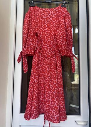 Красный мини-платье из жатого джерси с цветочным принтом и завязками на рукавах7 фото