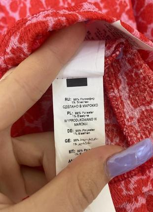 Красный мини-платье из жатого джерси с цветочным принтом и завязками на рукавах9 фото