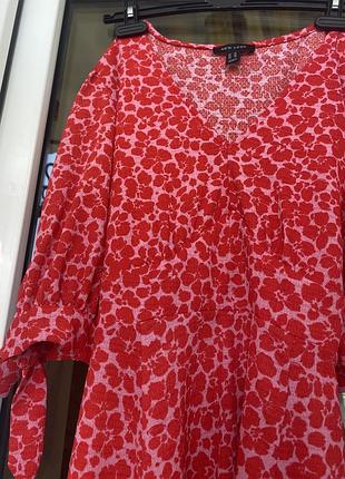 Красный мини-платье из жатого джерси с цветочным принтом и завязками на рукавах6 фото