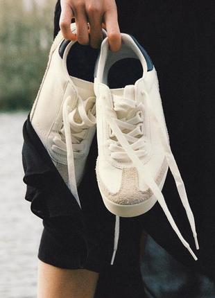 Трендові базові кросівки з вставками із замші zara