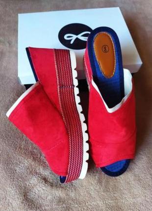 Брендові босоніжки на танкетці