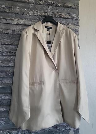 Стильный трендовый нарядный светлый пиджак на подплечниках