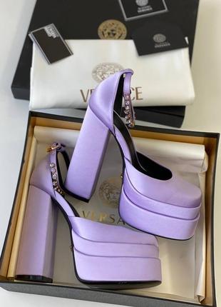 Босоножки versace medusa aevitas на платфоме, лиловые