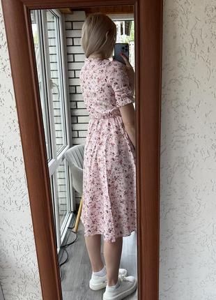 Розовое платье миди за колено в цветочный принт с резинкой на талии3 фото