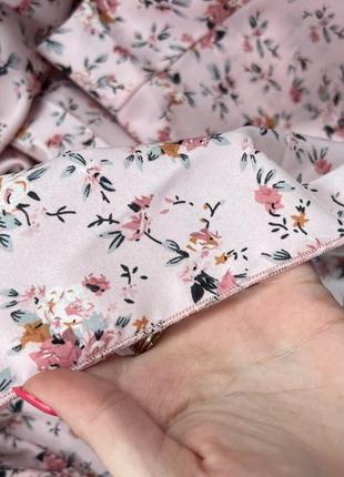 Розовое платье миди за колено в цветочный принт с резинкой на талии8 фото