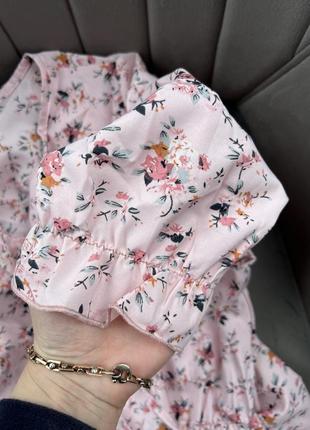 Розовое платье миди за колено в цветочный принт с резинкой на талии6 фото