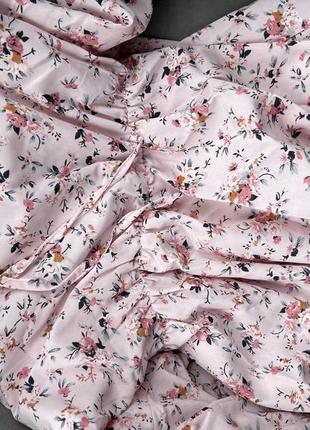 Розовое платье миди за колено в цветочный принт с резинкой на талии7 фото