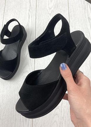 Жіночі чорні замшеві босоніжки на рівній платформі