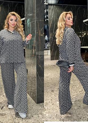 Брюки с высокой посадкой, пояс на резинке, есть боковые карманы