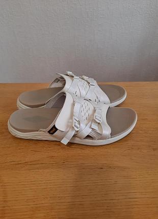 Женские шлепанцы