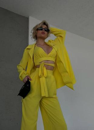 Летний брючный костюм оверсайз с топом и рубашкой желтого цвета3 фото