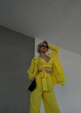 Летний брючный костюм оверсайз с топом и рубашкой желтого цвета8 фото