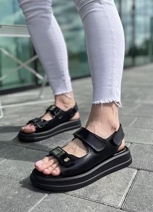 Чорні шкіряні босоніжки