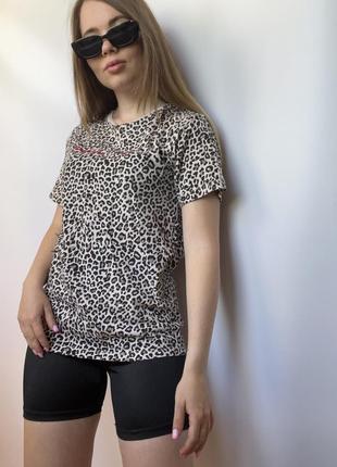 Футболка в лео принт