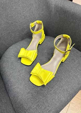 Яркие удобные кожаные босоножки квадратные