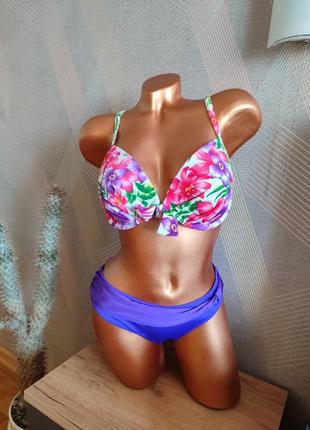 Красивый купальник флористичным принтом