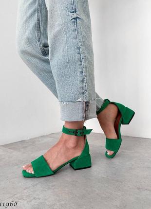 Зеленые натуральные замшевые босоножки на маленьком низком удобном толстом каблуке с...