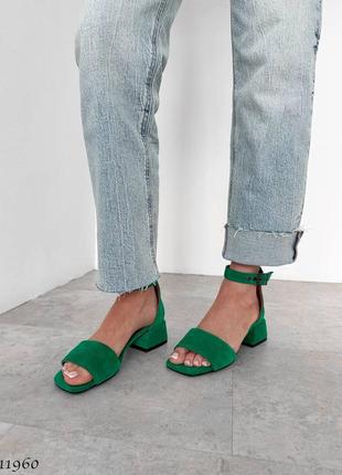 Зеленые натуральные замшевые босоножки на маленьком низком удобном толстом каблуке с...