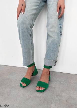 Зеленые натуральные замшевые босоножки на маленьком низком удобном толстом каблуке с...