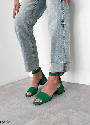 Зеленые натуральные замшевые босоножки на маленьком низком удобном толстом каблуке с...
