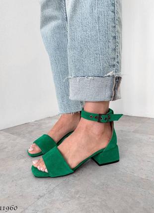 Зеленые натуральные замшевые босоножки на маленьком низком удобном толстом каблуке с...