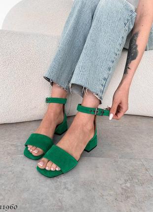 Зеленые натуральные замшевые босоножки на маленьком низком удобном толстом каблуке с...