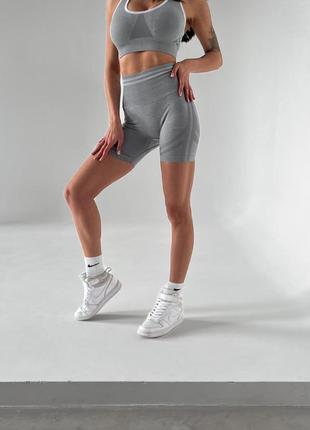 Безшовний комплект топ зі знімними чашечками та шорти з пуш-ап спортивний комплект для жінок сірий9 фото
