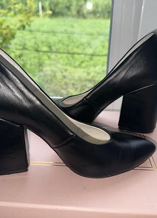 Чорні туфлі з наутральної шкіри