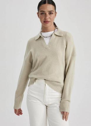 Неймовірно красивий стильний теплий молочний светр з актуальним комірцем з натуральної шерсті