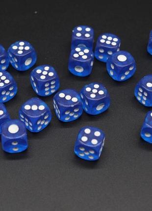 Кубики сині ігрові для настільних ігор із закругленими кутами і з білими крапками, висотою 12 мм