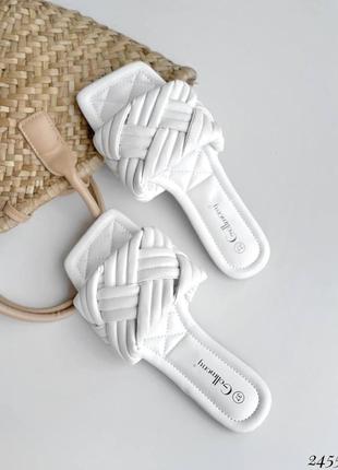 Жіночі білі шльопанці плетіння на низькому ходу