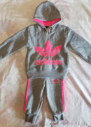 Теплий спортивний костюм adidas на дівчинку в дуже хорошому стані, 86 розмір