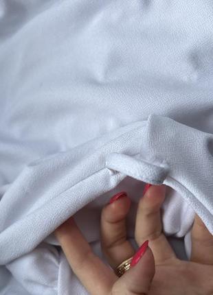 Короткое белое облегающее эластичное платье футболка с резинкой на талии и оборкой снизу9 фото
