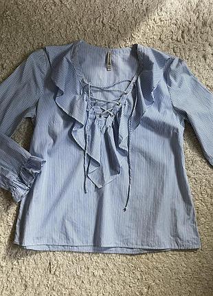 Голубая рубашка в полоску с воланами stradivarius