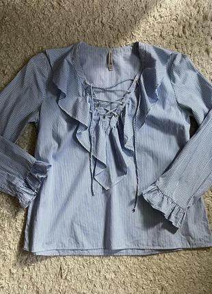 Голубая рубашка в полоску с воланами stradivarius2 фото