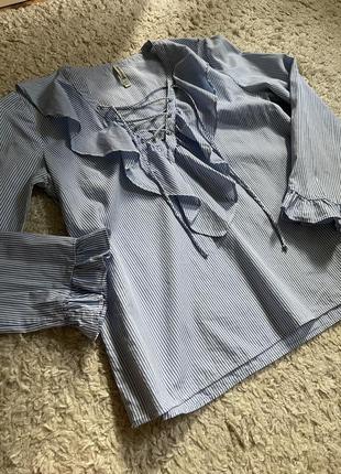 Голубая рубашка в полоску с воланами stradivarius3 фото