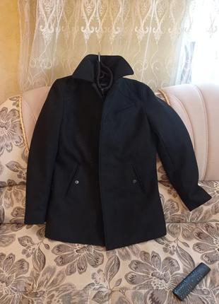 Стильне чоловічє драпове пальто