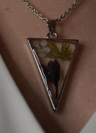 Кулон з епоксидки та квітів