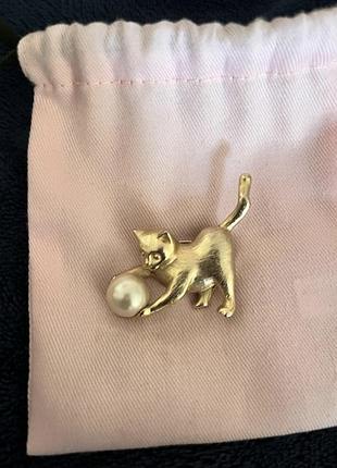 Винтажная брошь котик с жемчужиной под золото сша 60 те годы