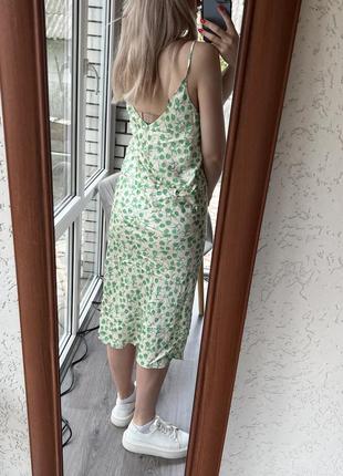 Длинное бежевое платье миди в бельевом стиле в цветочный зеленый принт3 фото