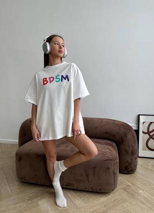 Базова подовжена футболка з написом з подвійним змістом