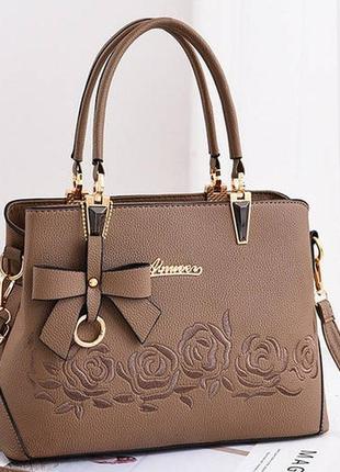 Жіноча стильна та якісна сумка з еко шкіри з квітами бежева