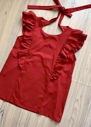 Красный топ с красивой спинкой