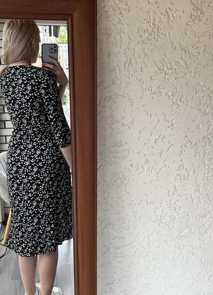 Черное платье за колено с разрезом на пуговицах в цветочный белый мелкий принт4 фото