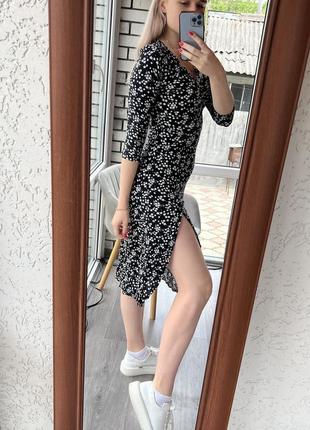 Черное платье за колено с разрезом на пуговицах в цветочный белый мелкий принт1 фото