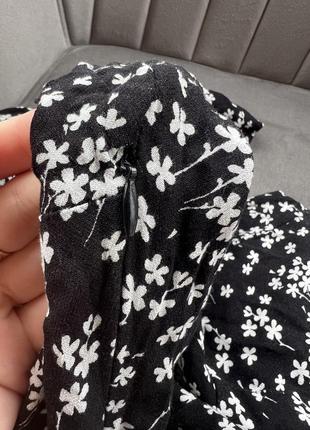 Черное платье за колено с разрезом на пуговицах в цветочный белый мелкий принт8 фото