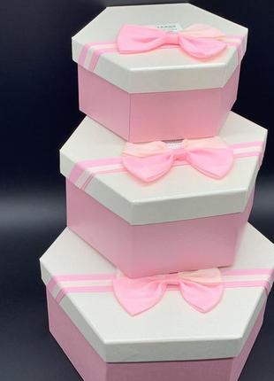 Коробка подарочная шестиугольная с бантиком. 3шт/комплект. цвет бело-розовый. 19х10см.